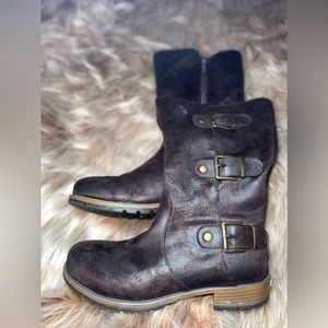 This is a Ruff hewn winter/snow boot. Fairly worn and still in great condition!